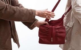 На Прикарпатті у державній установі в жінки поцупили сумку