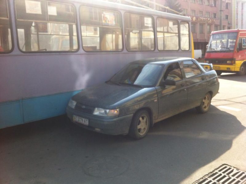 На вулиці Дністровській ДТП – зіткнулися тролейбус та автівка (ФОТО)