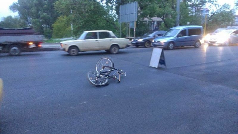 На Галицькій легковик збив велосипедиста – Пасічна в заторах (ФОТО)