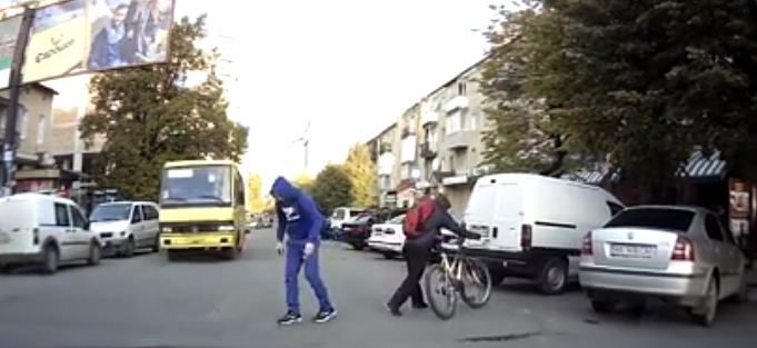 У Франківську велосипедист збив пішохода (ВІДЕО)