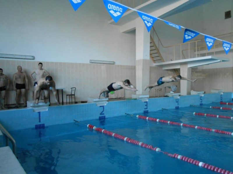 У Франківську працівники в’язниці змагалися у плаванні (ФОТО)