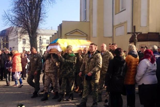 На Алеї слави у Коломиї поховали Героя України, який загинув в зоні АТО (ВІДЕО)