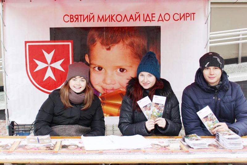 У Франківську благодійники зібрали майже 15 тисяч гривень, щоб придбати необхідні для сиротинців речі (ФОТО)