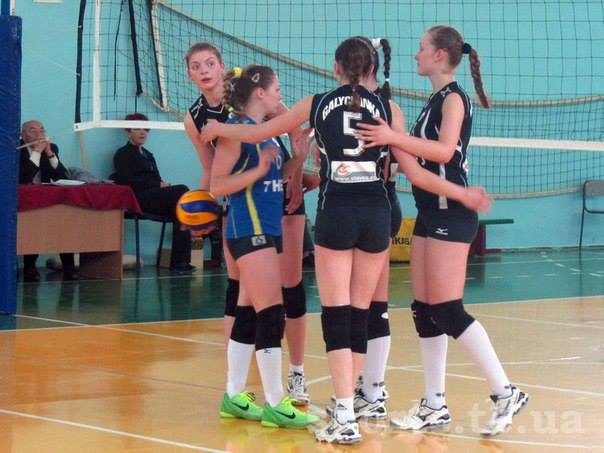 На змаганнях з волейболу серед дівчат “Кубок Карпат” здобули спортсменки з Франківська