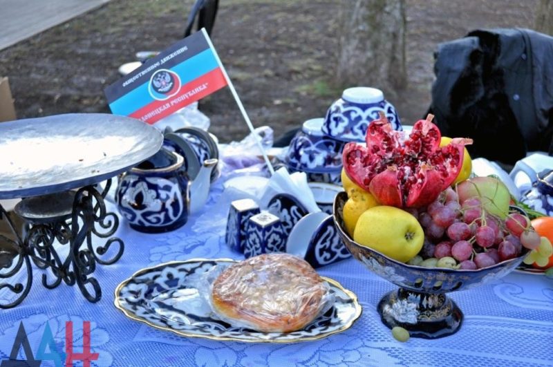 Поки весь світ вшановував жертв Голодомору, в Донецьку влаштували фестиваль їжі (ФОТО)