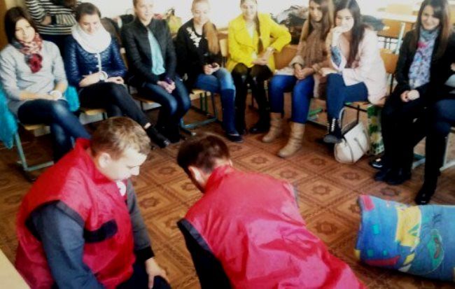 Волонтери Товариства Червоного Хреста вчили франківських студентів надавати першу невідкладну допомогу