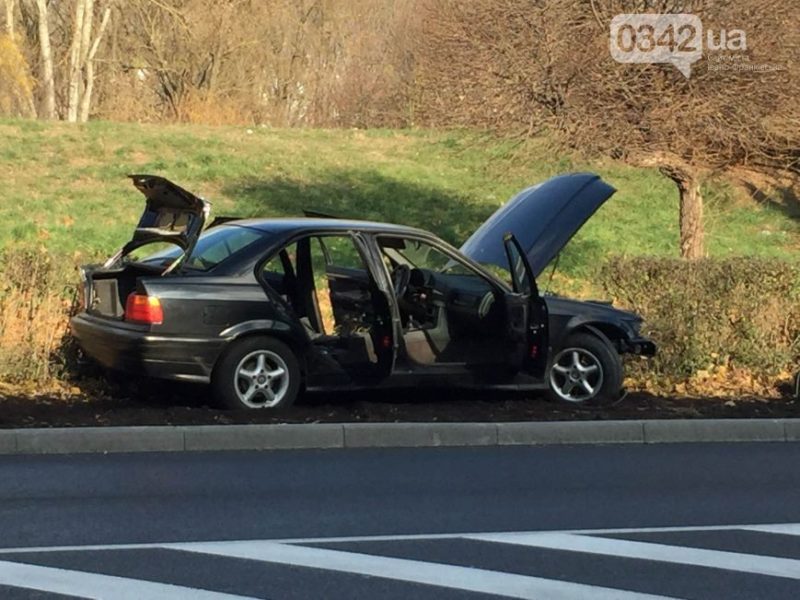 Спритні франківці розібрали залишене розбите BMW студентів-іноземців (ФОТО)