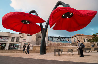 У Єрусалимі 9-метрові маки сховають перехожих від сонця або дощу (ФОТО, ВІДЕО)