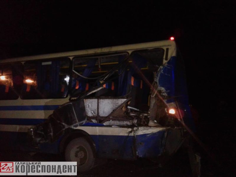На трасі “Львів – Івано-Франківськ” лісовоз врізався в автобус – є травмовані (ФОТО)