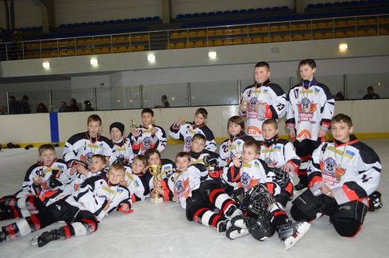 Командам прикарпатського дитячого хокейного турніру подарували торти