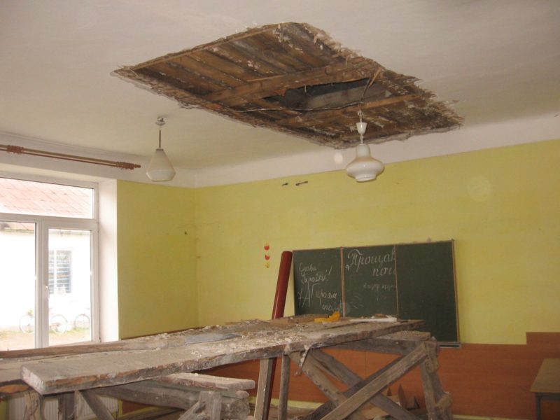 На Прикарпатті здійснюють капітальний ремонт шкільного даху
