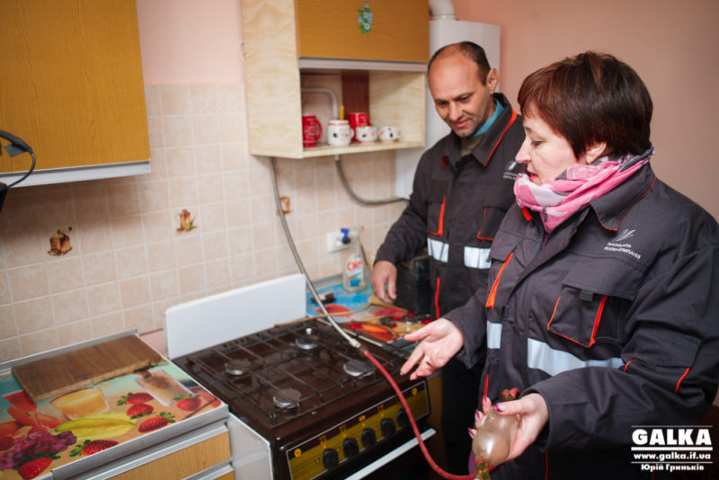 В “Івано-Франківськгазі” запевняють, що не розбавляють газ. Влаштували показову перевірку його якості (ФОТО)