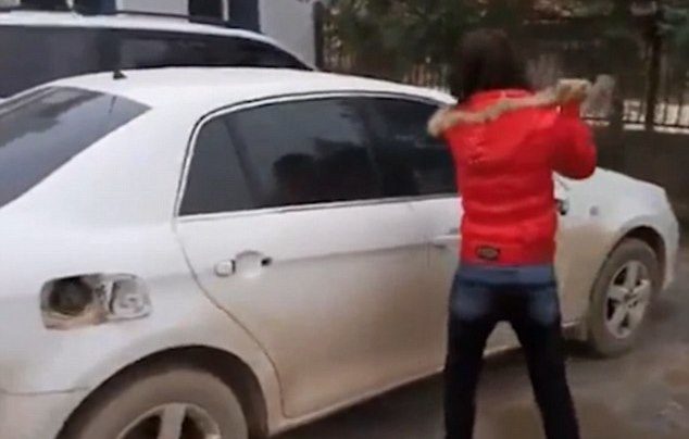 У Китаї жінка молотком розтрощила авто чоловіка через зраду (ВІДЕО)