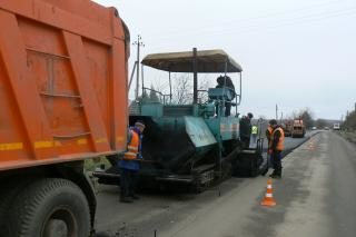 Дванадцять працівників і вісім машин ремонтують дорогу на Коломийщині (ФОТО)