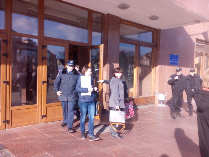 Дільниці отримують бюлетені для недільного голосування за нового мера Івано-Франківська (ФОТО)