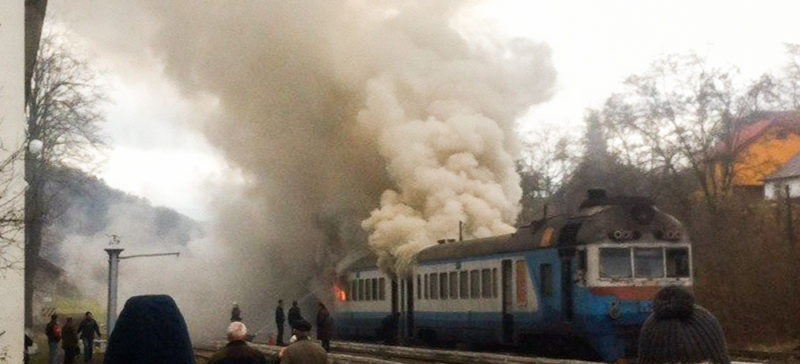 Потяг “Івано-Франківськ – Яремче”, ймовірно, загорівся через курців у вагоні