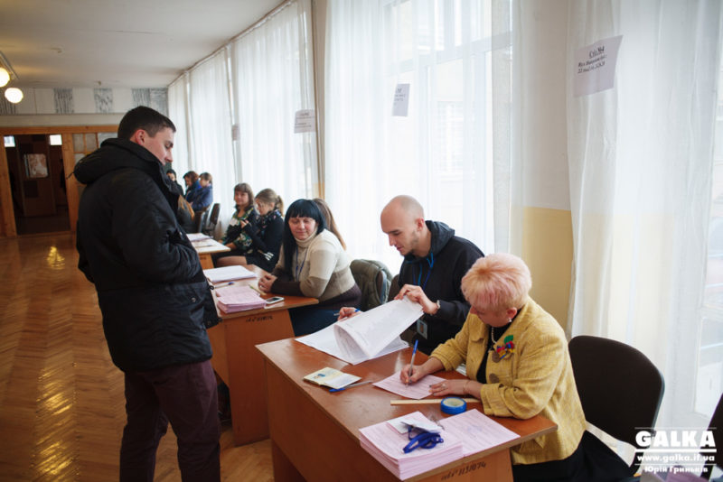 Станом на 10 ранку в Івано-Франківську проголосувало 2% виборців (ФОТО)