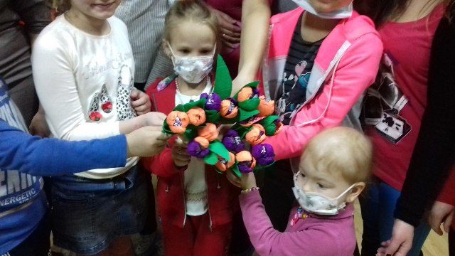 Благодійники вчили хворих на рак діток робити квіти (ФОТО)