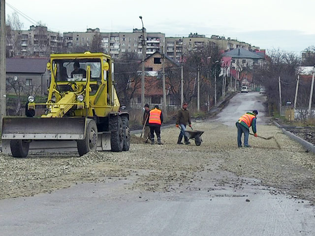 У писанковому місті активно ремонтують дороги (ВІДЕО)