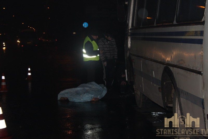 На розі Тисменицької-Декабристів автобус смертельно травмував жінку на дорозі (ФОТО)