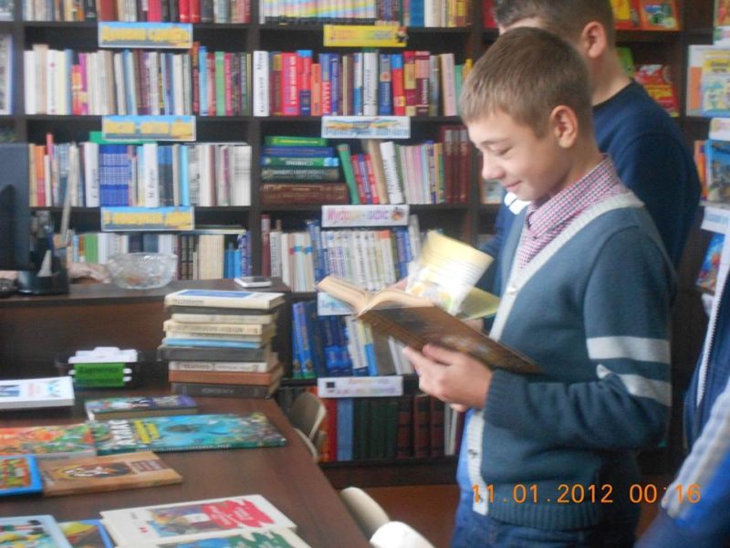 Прикарпатські енергетики подарували шкільній бібліотеці книги (ФОТО)