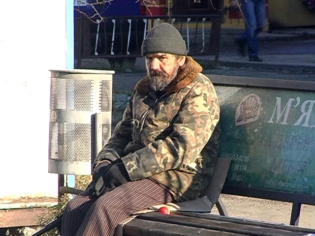 У Коломиї чоловік живе на автобусній зупинці 12 років (ВІДЕО)