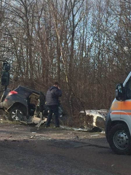 Масштабне ДТП під Івано-Франківськом сталося через вантажівку – троє людей в лікарні