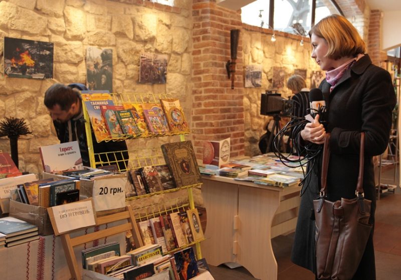 У Франківську відкрилася книжкова виставка від місцевих видавців (ФОТО)