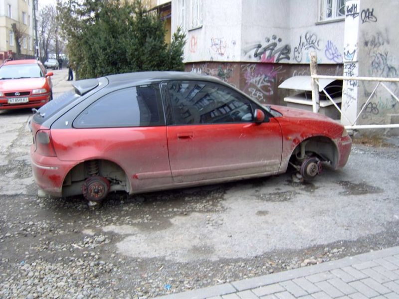 Не залишати на ніч: у дворі Івано-Франківська у машини викрали колеса (ФОТОФАКТ)