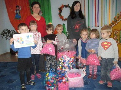Вихованці дитсадка у Франківську зібрали шість тисяч кришечок для допомоги учасникам АТО