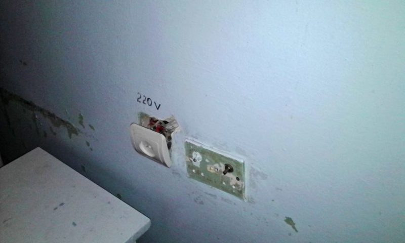 Обдерті стіни, видерті із стін розетки і таргани – калуські батьки про жахіття в міській дитячій лікарні (ФОТО)