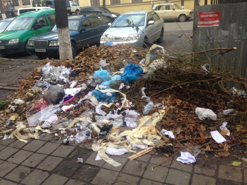 Франківці обурені – місто знову потопає в горах сміття (ФОТО)