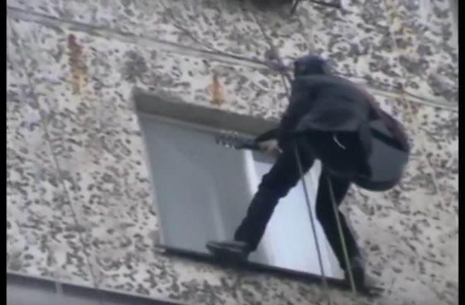 У Франківську хлопець освідчився дівчині, спустившись з даху багатоповерхівки (ВІДЕО)