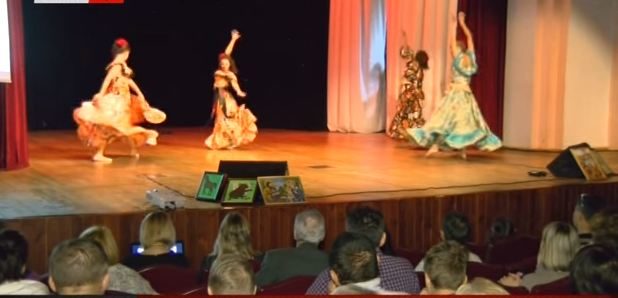 Франківські школярки виконували циганські танці (ВІДЕО)
