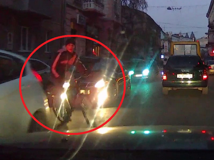 У Франківську водій зняв на відеореєстратор момент викрадення велосипеда (ФОТО, ВІДЕО)