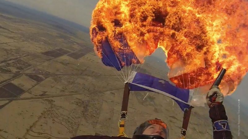 Відчайдушна екстрималка стрибнула з палаючим парашутом (ВІДЕО)