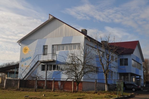 В одному із сіл Прикарпаття утеплюють фасад дитячого садочку