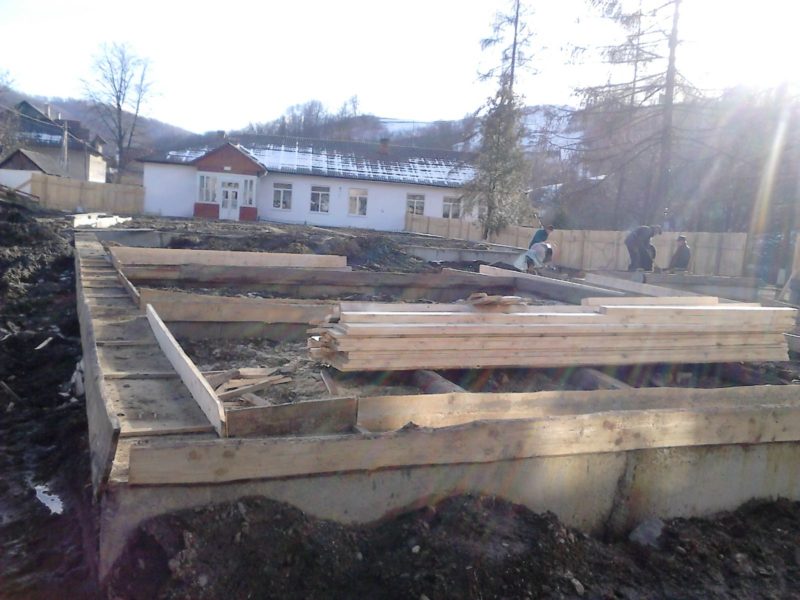 В одному із сіл Прикарпаття продовжують будувати школу (ФОТО)
