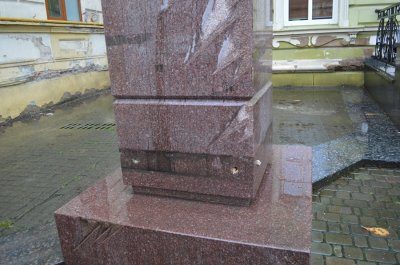 З пам’ятника В’ячеславу Чорноволу поцупили бронзові пластини на суму 90 тисяч гривень (ФОТОФАКТ)