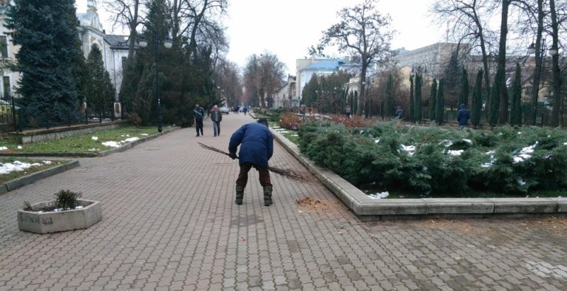 В парку Шевченка двірники замітають саморобними мітлами (ФОТО)