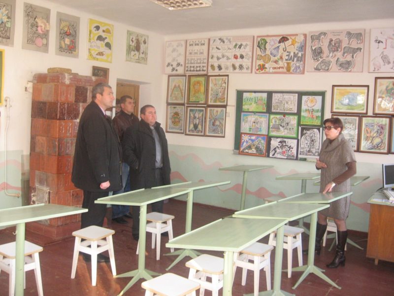 Прикарпатській художній школі подарували парти, крісла та магнітні дошки (ФОТО)