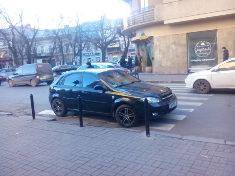 Авторагуль дня: водій припаркував свою автівку посеред пішохідного переходу (ФОТО)