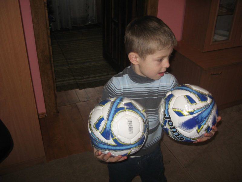 Синам загиблого в АТО прикарпатця подарували солодощі та футбольні м’ячі