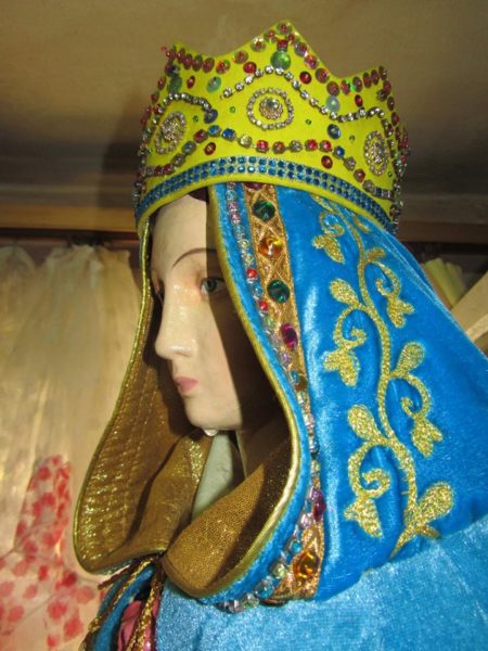 Церква просить не робити поспішних висновків щодо мироточення статуї у Косові