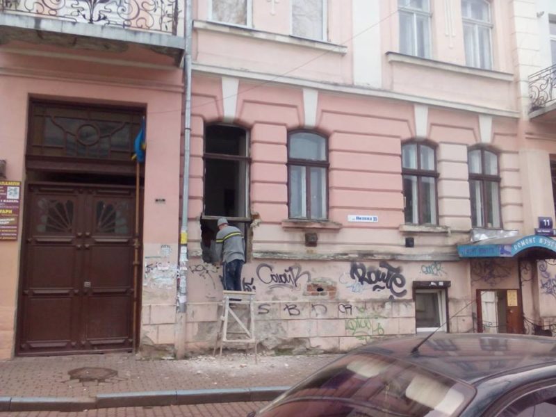 На вулиці Низовій знущаються з архітектурної пам’ятки (ФОТО)