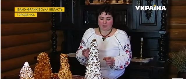 Мешканка Прикарпаття виготовляє новорічні ялинки з тіста (ВІДЕО)
