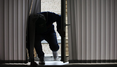В Івано-Франківську чоловік двічі грабував квартиру знайомої через балкон