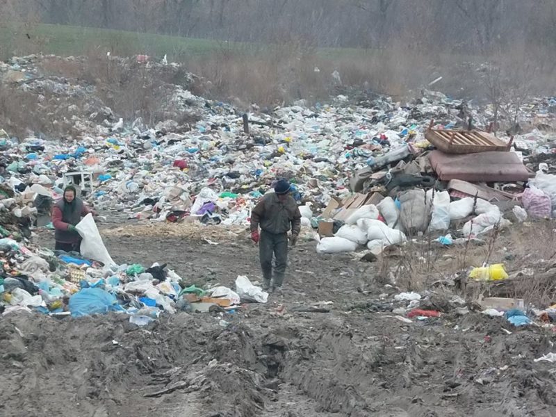 На Городенківщині комунальники викидають сміття просто на під’їзну дорогу