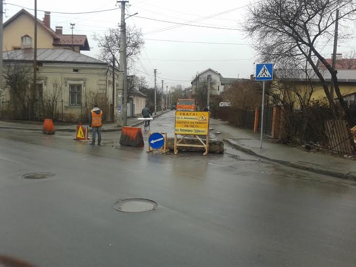Не чекаючи весни: в місті нарешті почали ремонтувати вулицю Хмельницького (ФОТО)
