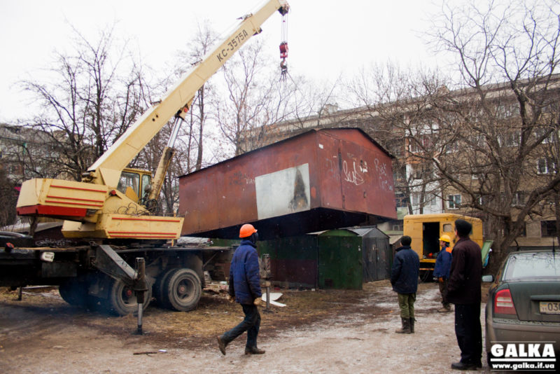 На чотирьох вулицях Франківська демонтують самовільно встановлені гаражі